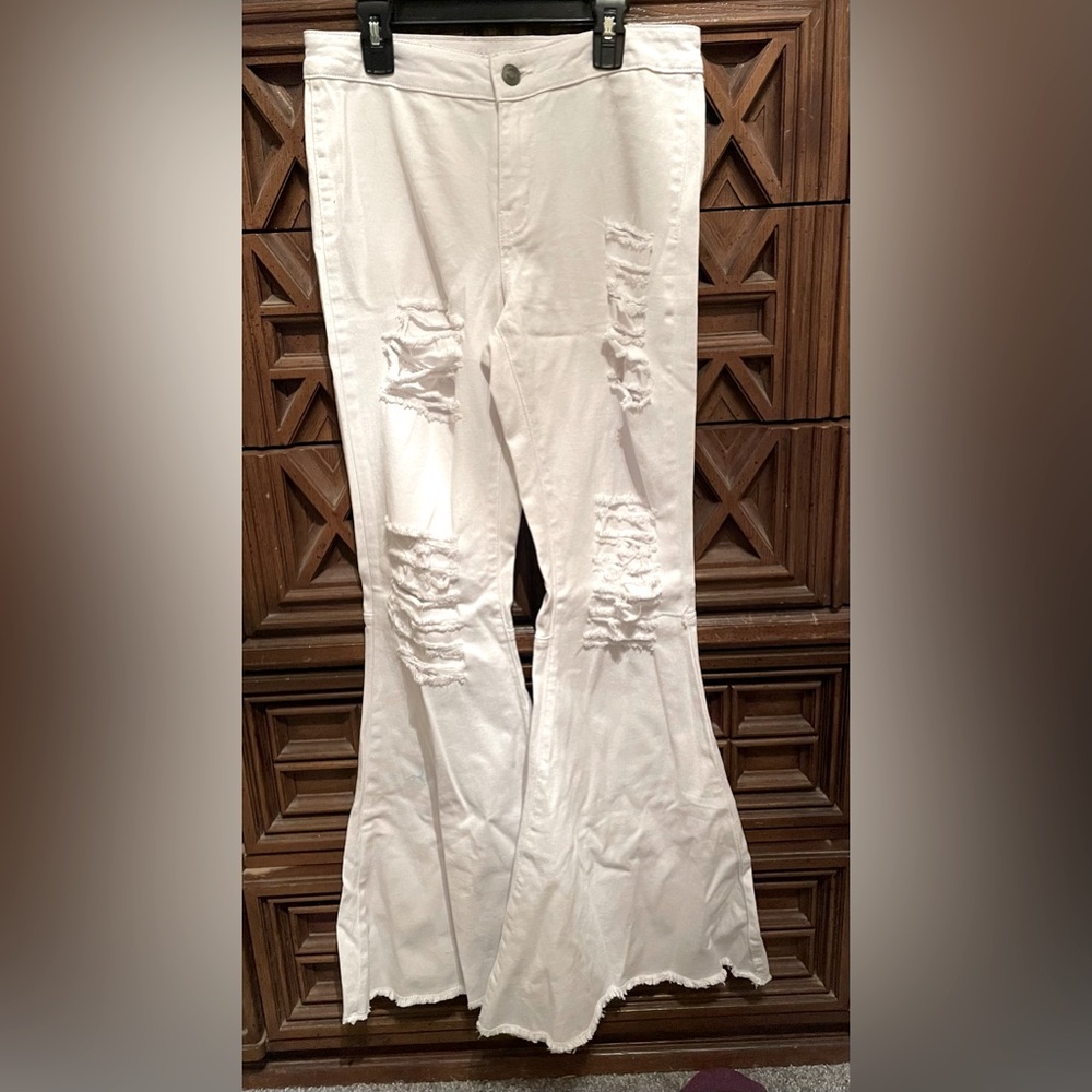Rue 21 White Ripped Flare Jeans. Never worn. Junior Size 9